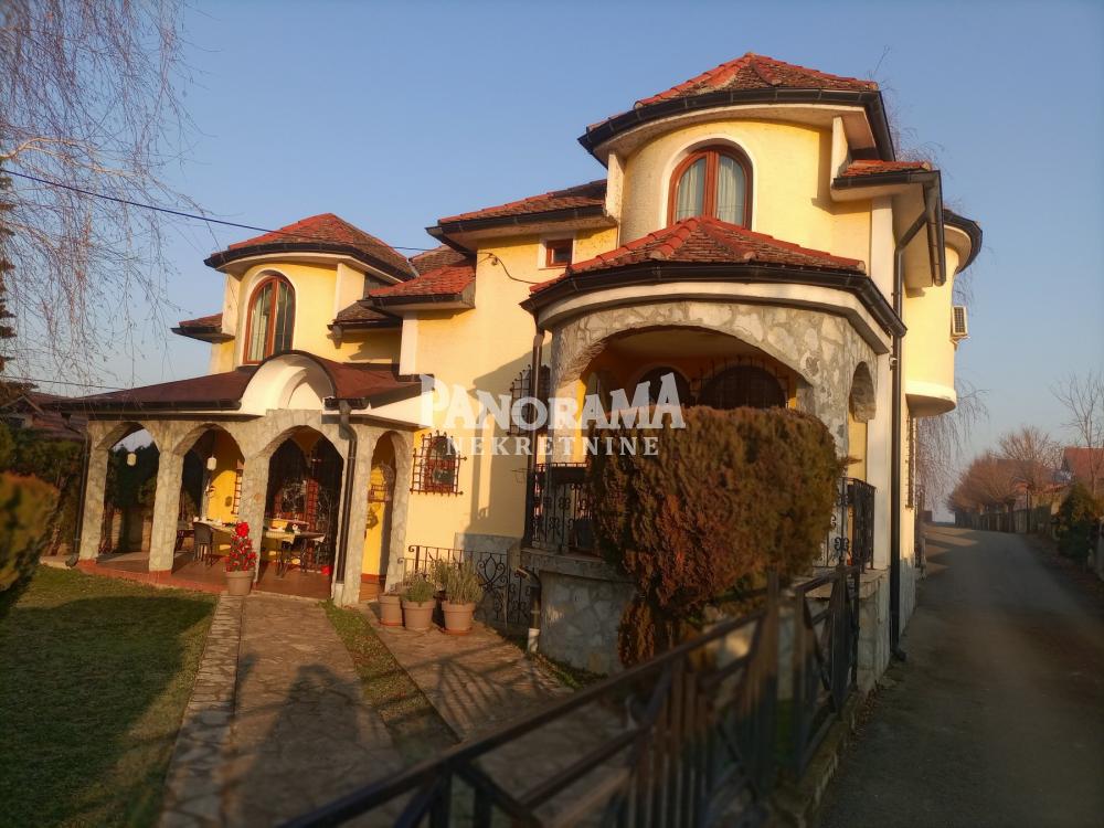 Retko u ponudi -Dve kuće i hala u Surčinu ID#3039 1.000.000 €